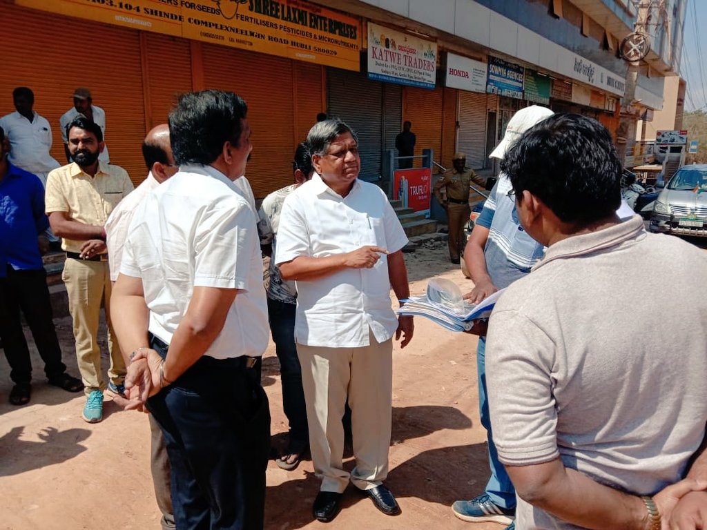 JagadishShettar's tweet photo. ಹುಬ್ಬಳ್ಳಿ ನೀಲಿಜಿನ್ ರಸ್ತೆಯಲ್ಲಿ ಕೇಂದ್ರ ಸರಕಾರದ  ಸಿ.ಆರ್.ಎಫ್ ಅನುದಾನದಡಿಯಲ್ಲಿ ನಡೆಯುತ್ತಿರುವ ರಸ್ತೆ ಕಾಮಗಾರಿಯನ್ನು ಪರಿಶೀಲಿಸಿ, ಅಧಿಕಾರಿಗಳಿಗೆ ಸೂಚನೆಗಳನ್ನು ನೀಡಲಾಯಿತು.

#Hubli https://t.co/iZC4jyIgSV