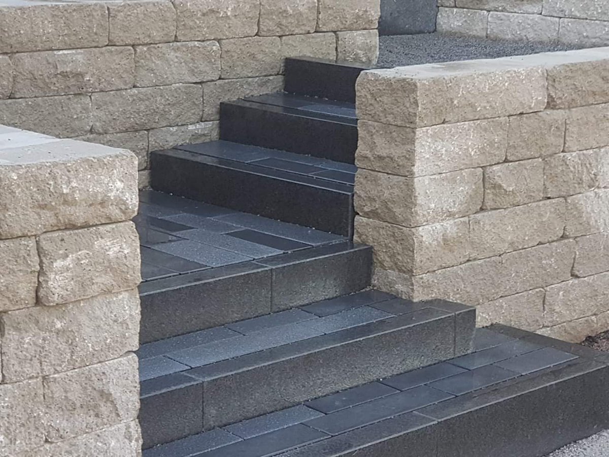 Die Gestaltung oder auch Umgestaltung von Mauern, die bei Bedarf auch mit einer sachgemäßen statischen Berechnung erfolgen kann, gehört ebenso zu unseren Aufgaben wie das Setzen von Treppen sowie das Einrichten von Wegen, #Terrassen. #Geilenkirchen.
galabau-resenberger.de