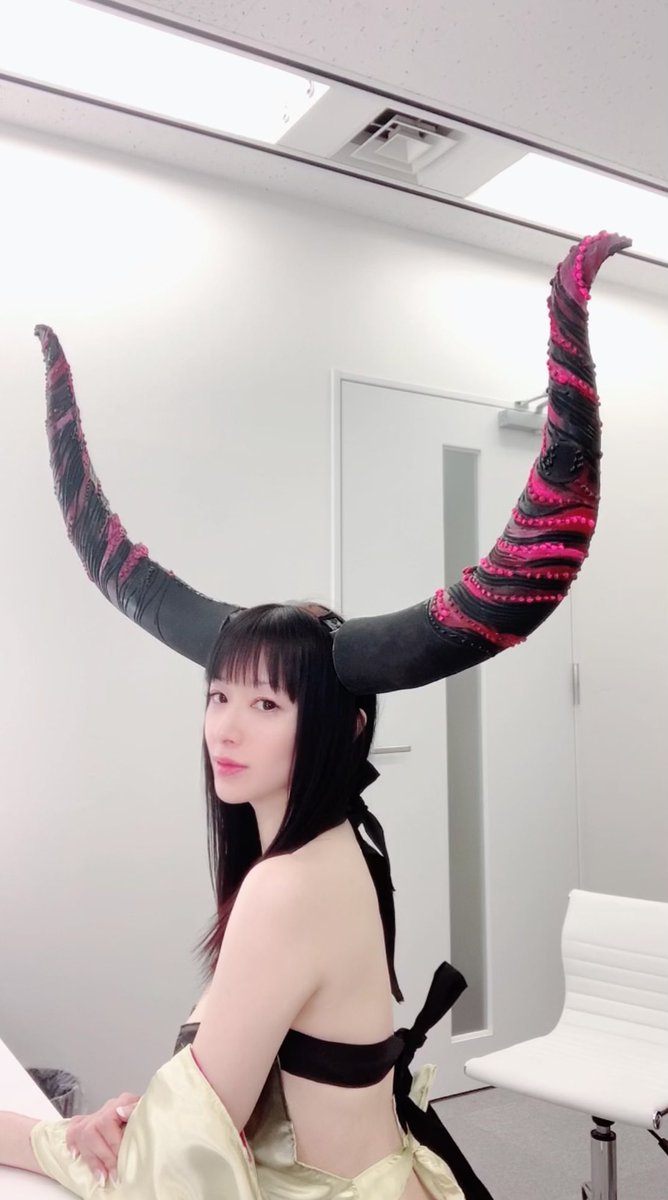 田中理恵 Ar Twitter ベガちゃんに製作して貰っているキアラ衣装ですが角が重くないのかという質問が多かったのですがめっちゃ軽いです ソワカソワカ 金布を外すとこの位の大きさの角 兎に角大きい カチューシャで固定 下の方のお衣装はまだ製作途中 田中理恵 Ar Twitter ベガちゃんに製作して貰っているキアラ衣装ですが角が重くないのかという質問が多かったのですがめっちゃ軽いです ソワカソワカ 金布を外すとこの位の大きさの角 兎に角大きい カチューシャで固定 下の方のお衣装はまだ製作途中