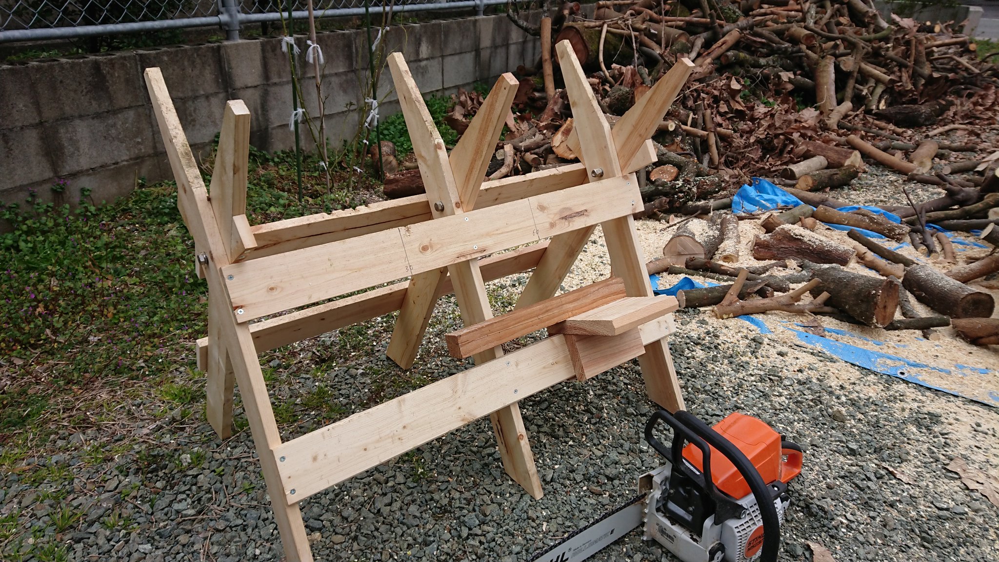 Fuzuno 薪作りに木挽き台というモノがあることを知り ネットの画像を参考に見よう見まねで00円ほどかけて作ってみたのですがなかなか良くできました ー 憧れのスチールのマイチェーンソーも買ったので作業が捗りまくり ー 木挽き台は腰に