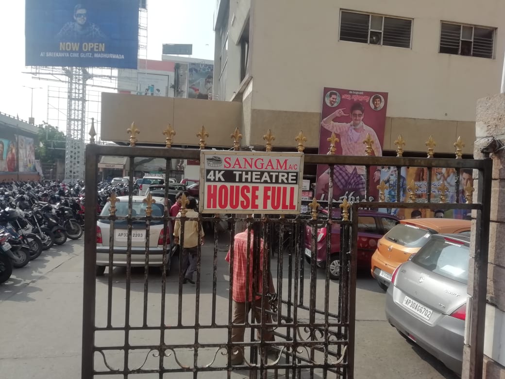 sankaranenenu's tweet photo. #SarileruNeekevvaru Day 30 Matinee Shows ::
Sangam Vizag - HOUSEFULL
Ramdevi Vizag - HOUSEFULL
Kanya Scn1 Gajuwaka - FULL
@urstrulyMahesh 🔥 @AnilRavipudi @AnilSunkara1 #BlockBusterKaBAAP #BlockBusterSLN #NonBBIHSarileruNeekevvaru https://t.co/ZZAbRKZfo7
