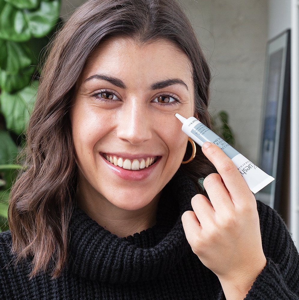 ¡Mima tu contorno de ojos con Kueshi! 👀 Contiene resina de drago, un ingrediente regenerante que estimula la producción de colágeno de tu piel. 💕  ¿Lo mejor? Está incluido en TODAS las Birchbox de Febrero. ¡No te la pierdas! birch.ly/37FjNMF