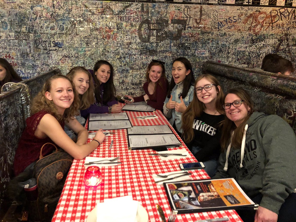 HUHS_MUN's tweet photo. Mrs. Carter table hopping with the crew at Gino’s East https://t.co/eW380hjNxJ
