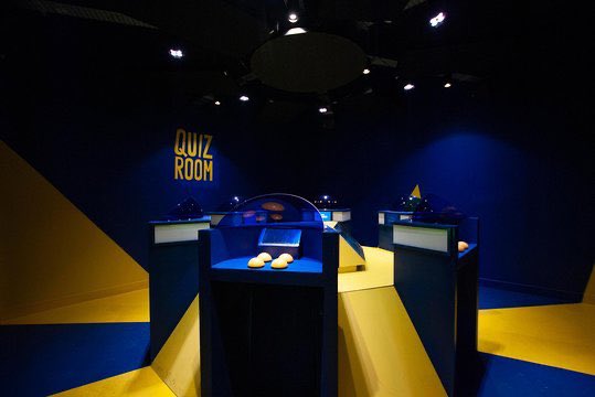 On a quitté notre canapé, notre playstation, et notre grand copain Buzz pour jouer IRL sur le plateau de #quizroom !