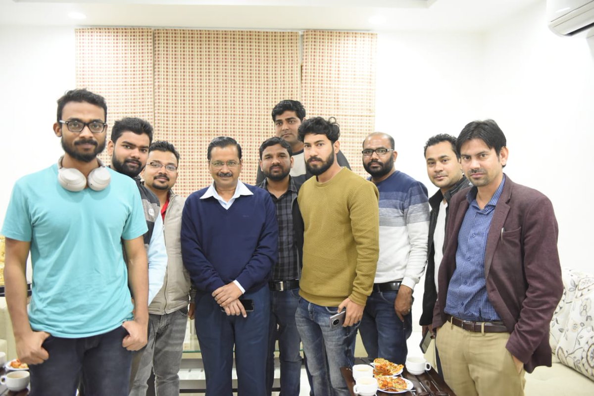 Even as political slugfest over #EVMs and final #voterturnout rages, CM @ArvindKejriwal found time to meet some #IITStudents who were part of AAP's campaign team 

@CNNnews18 @news18dotcom