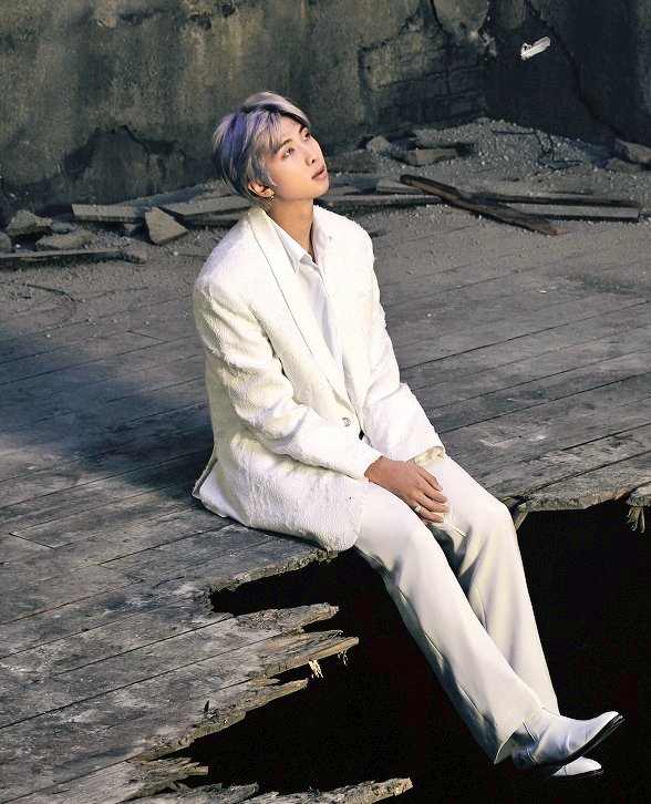RM_tree_twt's tweet photo. @BigHitEnt 대박........ 올화이트 남준이 사랑해💜 https://t.co/cTD6bi5D3w