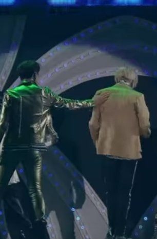 when taemin had a leg cramp on SHINee's first tokyo dome, jinki not just patted his back, when he came back on stage..he gave him a piggyback to take him off the stage