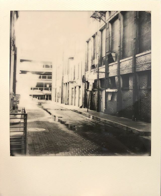 zwolfe88's tweet photo. 040 – Contrast
—
#photography #memphis #lightvsdark #streetphotography #work #downtown #contrast #street #alley #photoadaychallenge #photooftheday #365photochallenge #film #impossiblei1 #polaroid #blackandwhite #photographyig #photoaday #choose901 #film… https://t.co/RjsJuOgvnD https://t.co/rkQKQjb2LK
