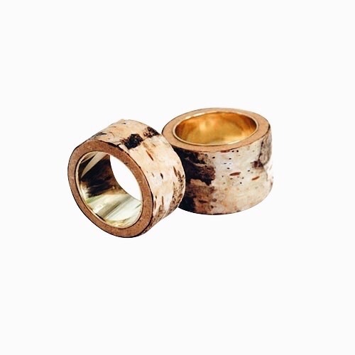 Berkenbast ringen. Een mooie combinatie van berkenbast met goud of zilver. #corinarietveld #handgemaaktesieraden #handgemaaktering #geinspireerddoordenatuur #berkenbast #uniekesieraden #edelsmid #sieradenatelier #birch #naturejewelry #handmadering #woodj… ift.tt/2OBiyXu