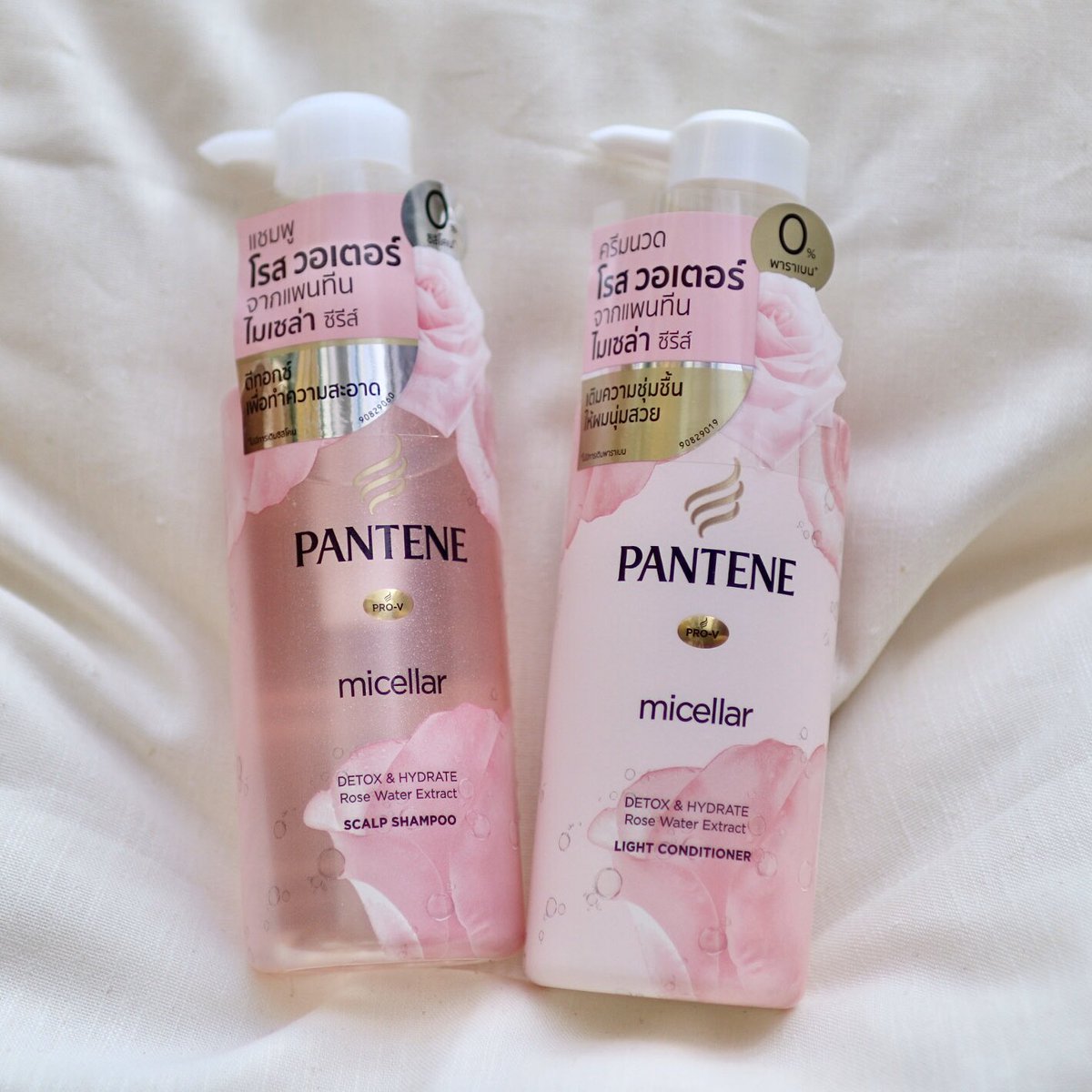 peartunwarat's tweet photo. #แพนทีนไมเซล่า  เอาอีกแล้ว ออกแชมพูตัวใหม่ Rose Water เป็นสูตรที่ล็อคความชุ่มชื้นข้ามวันให้ผมนุ่มสวย โรสวอเตอร์นี้สกัดจากกุหลาบของปร���เทศฝรั่งเศสดีงามมาก หอมติดผมมากด้วย ช่วยดีท็อกซ์ผมอีก จะเจอฝุ่น อากาศร้อน ผมก็ยังสวยยย #กุหลาบสีแชมพู #ใช้ดีบอกต่อ https://t.co/MdXKqMKQcW
