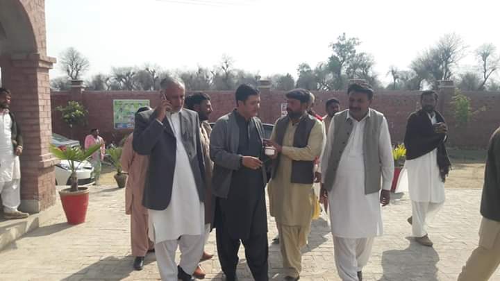 GroupKhichi's tweet photo. ایم پی اے نواب علی رضا خان خاکوانی نواب ہاؤس در پور میں حلقہ سے آے ہوئے معززین سے ملتے ہوئے ۔
معززین سے مسائل سنے ،موقع پر ان کے حل کے لئے متعلقہ افسران کو ہدایات کیں اور مسائل حل کرواے ۔
#NA165 #PP235 https://t.co/aGQ3QYrHQW