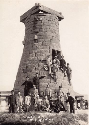 1937년 수학여행을 온 학생들이 첨성대에 올라가 찍은 기념 사진.
지금으로선 상상도 못할 일이다.