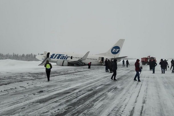 AeroGazette's tweet photo. ❗️Sortie de piste pour un Boeing 737 de #UTair - 09/02/20
🔸Le vol #UT595 en provenance de Moscou a raté son atterrissage à
Usinsk (VKO)
🔸Effacement du train principal gauche et chute d’une partie du plafond en cabine témoignent d’un #hardlanding
🔸Pas de victime à bord https://t.co/Udds6uZqQd