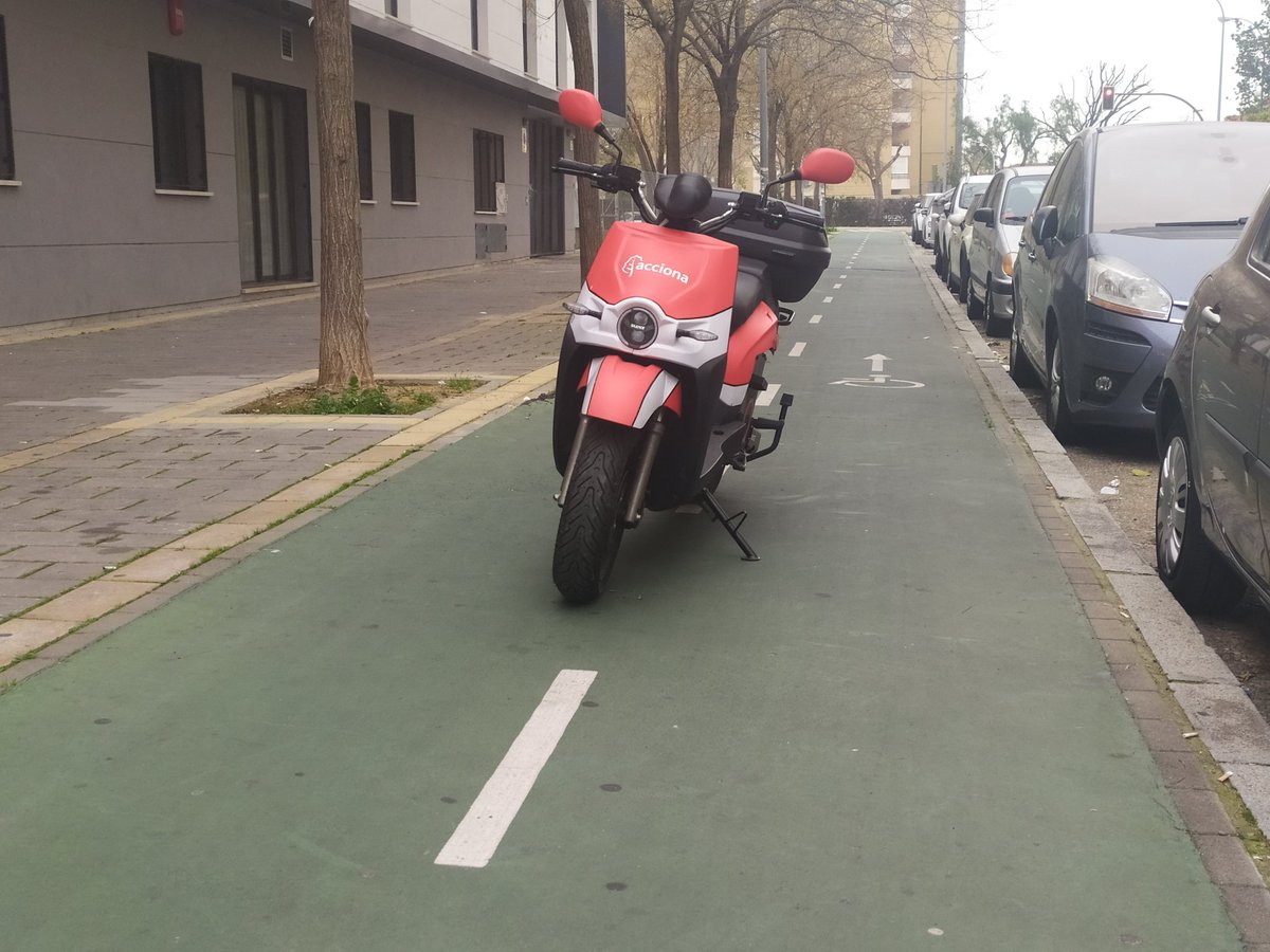 juanmadiaz's tweet photo. Iba yo con mi silla eléctrica por el carril-bici y me encuentro esto. Hay que gente que tienen tela... #fotodenuncia https://t.co/EMfTbpKuuw