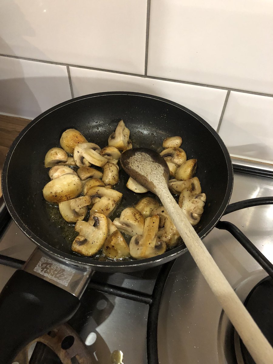 What do you reckon about this <a href="/fryuppolice/">Daz Fuppin’</a> All local #Welsh producers &amp; suppliers👍🏴󠁧󠁢󠁷󠁬󠁳󠁿 Hand cut dry cured #Llangefni bacon Conwy sausage Caernarfon eggs &amp; Denbigh bread! Mush &amp; tomatoes👍 I know you’re going to knock it back for no beans, if you came over you could have them👍