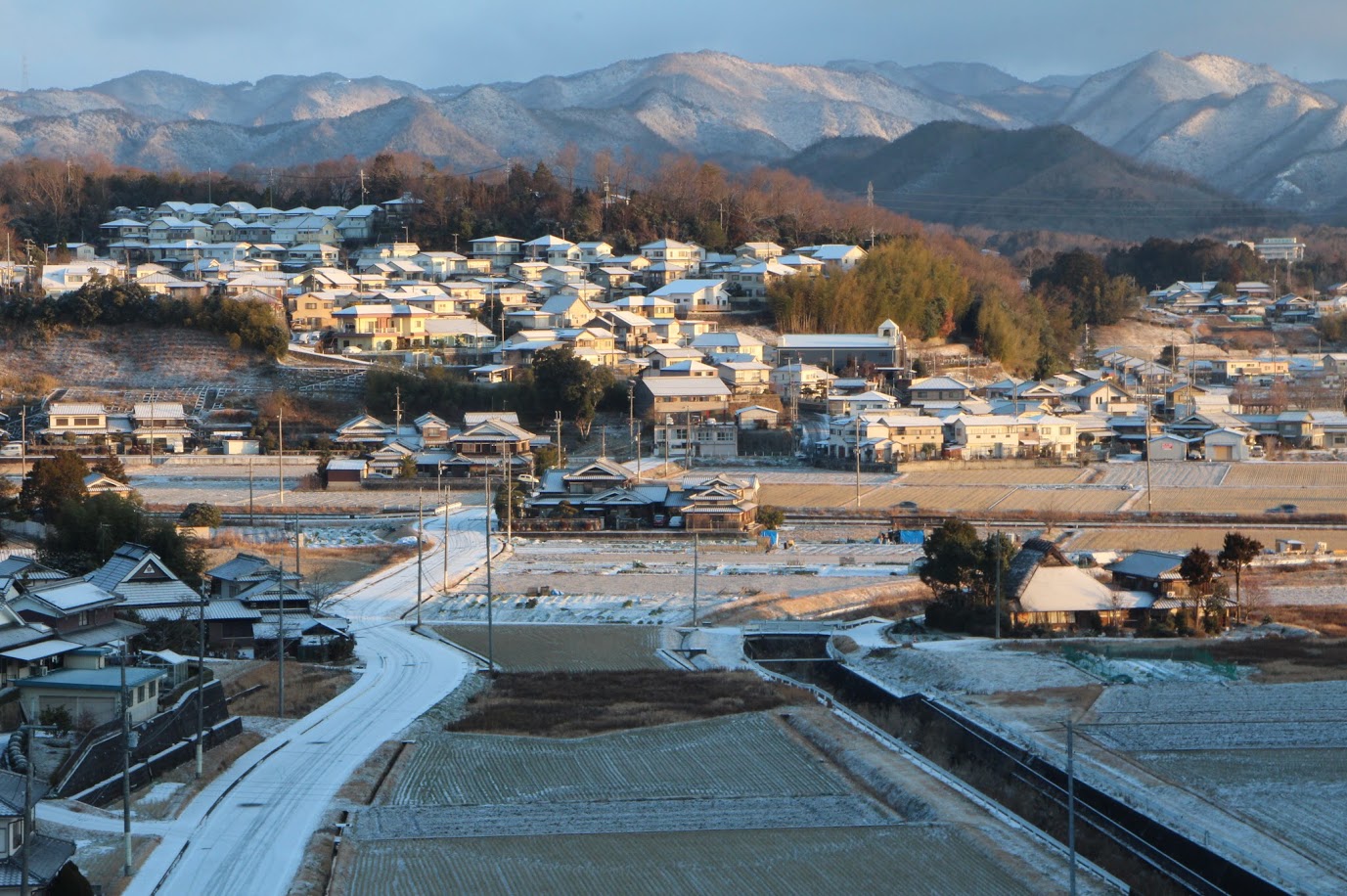 田んぼ新報 三田市 今朝 12 17朝 の市内は未明から降った雪で薄く雪化粧 最低気温は 3 2 まで下がり 昼前まで家の屋根や道端に雪がうっすらかかる景色が見られました 三田市 T Co Hwax5ezit1 Twitter