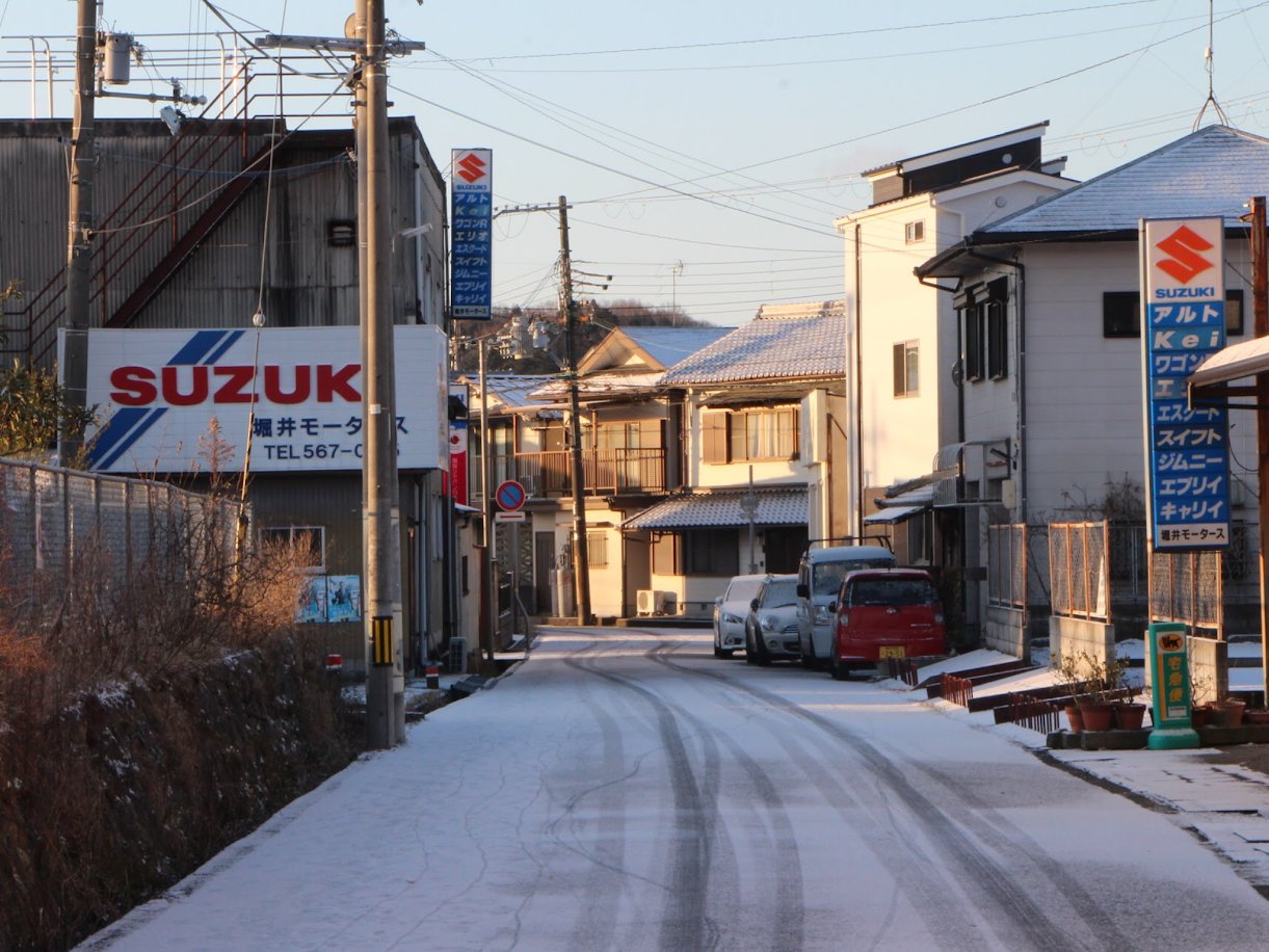 田んぼ新報 三田市 今朝 12 17朝 の市内は未明から降った雪で薄く雪化粧 最低気温は 3 2 まで下がり 昼前まで家の屋根や道端に雪がうっすらかかる景色が見られました 三田市 T Co Hwax5ezit1 Twitter