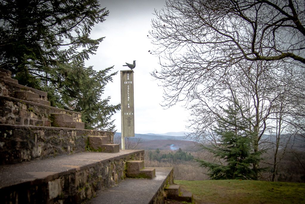 Étonnante cette chapelle de Ronchamp, vous ne trouvez pas?  Du haut de sa colline, elle offre des vues panoramiques sur le massif des Vosges... #architecturelovers #massifdesvosges