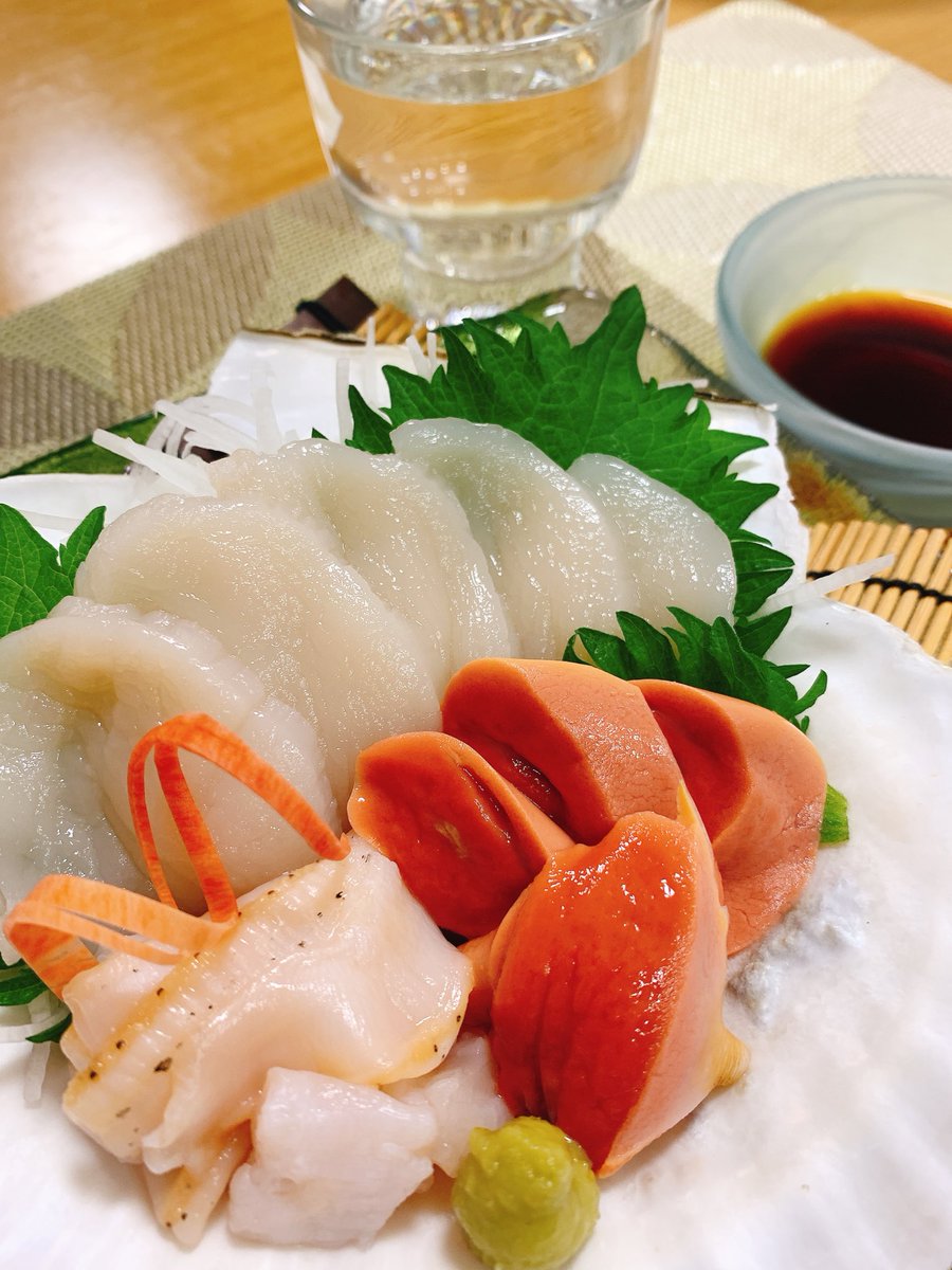 くぅヾ ๑ ﾉ 今日はホタテ貝を２枚使って料理作りました ホタテのお造り 貝柱 ヒモ 霜降り卵巣 ホタテとアスパラのバターソテー ヒモもコリコリとして美味しいのですが この卵巣がウニのような風味でトロッとしてすごく美味しいのです