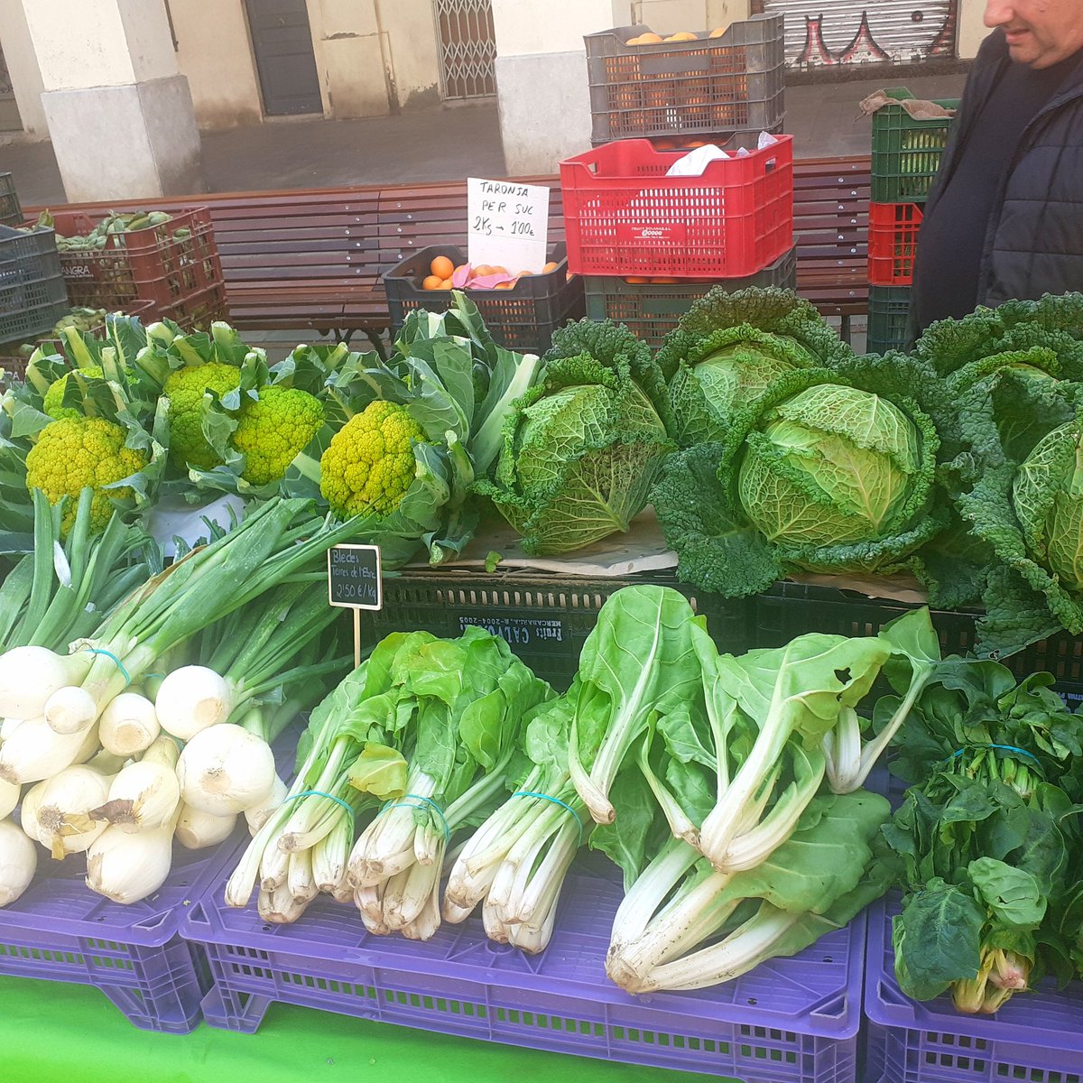 elvirajuncosa's tweet photo. Com cada quinze dies, avui hi ha @mercatpagesLS #LaSagrera a la Plaça #Masadas; una aposta de productes de la terra de qualitat i des de la proximitat. https://t.co/MDjx3Uoqbj