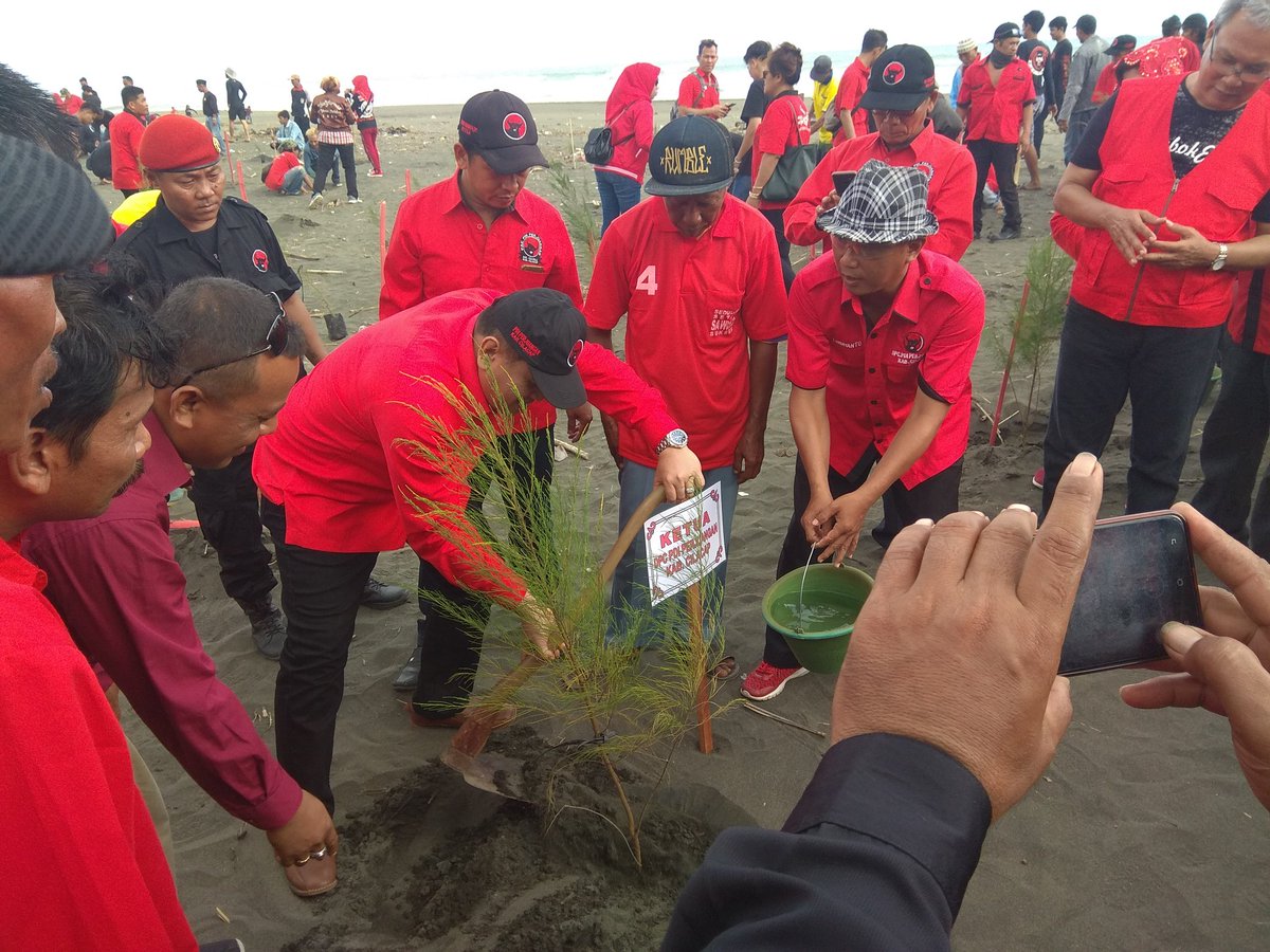 PDIPBinangun's tweet photo. Gerakan menanam pohon. 
Dlm Rangka Hari ulang tahun IBU MEGAWATI SOEKARNO PUTRI yg ke 73,Acara menanam pohon di lakukan secara simbolis oleh Ketua DPC PDI Perjuangan Kab. Cilacap, Bpk TAUFIK NURHIDAYAT.
Di pantai sodong,desa karang benda kec. Adipala, kab. Cilacap. https://t.co/4zQGoCpgOw