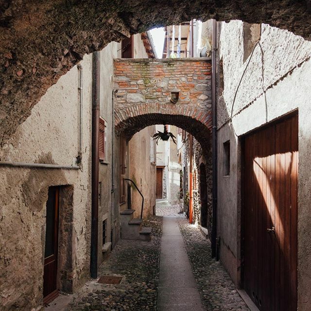 Passeggiando nelle viuzze del borgo di Griante, raggiungibile con una deviazione dalla #greenwaydellagodicomo⁠
Da qui potete facilmente raggiungere San Martino con una bellissima passeggiata panoramica, che trovate descritta sul nostro sito web: myLa… ift.tt/2UAGCO4