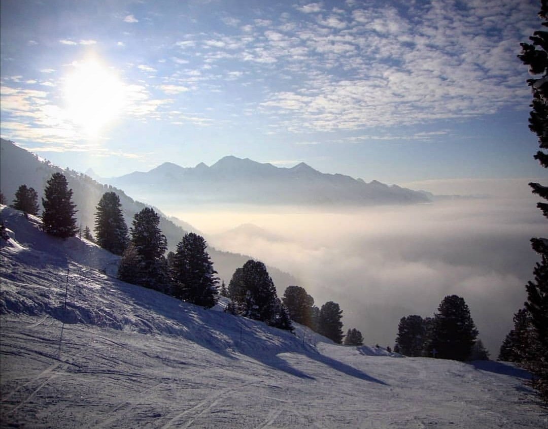 Au dessus de la mer de nuages depuis les pistes de La Norma ☁️😍
Merci à @mountain_trip_ pour l'identification Instagram !