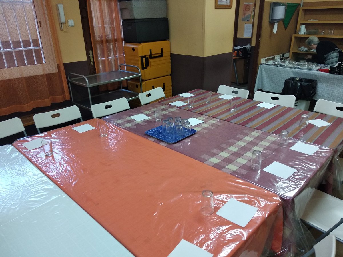 Aquest matí després d'oferir 241 esmorzars (500 serveis), 90 litres de llet i 260 entrepans tocar esmorzar amb la resta de voluntaris de l'equip #caliu @<a href="/csisaac2/">Isaac Compañó 🌍♻️</a> <a href="/caritasbcn/">Càritas Barcelona</a> <a href="/EgeaLluisa/">Lluisa Egea.</a> #menjadorssocials