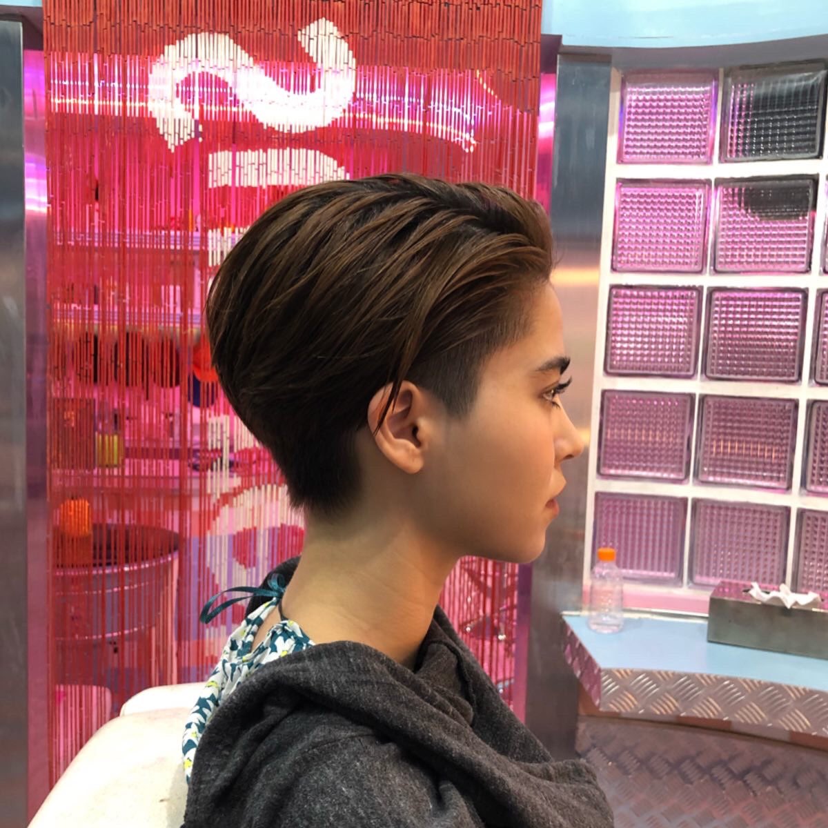 marinaemb's tweet photo. วันนั้นที่ตัดสินใจรับบทขวัญเอยและขวัญมา น่ากลัวมาก กลัวการเล่นบทแฝด กลัวการที่เราต้องมาแสดงเป็นผู้ชายยังไงให้คนเชื่อ และมันก็เป็นที่มาของการตัดผมสั้นครั้งแรกในชีวิต เพราะเราตัดสินใจแล้ว ว่าเราจะตั้งใจทำเต็มที่กับการเป็นตัวละครทั้ง2ตัวฮะ ฝากซ่อนเงารักคืนนี้ด้วยนะฮะ #ซ่อนเงารั���ep15 https://t.co/QAEiKcWrtd