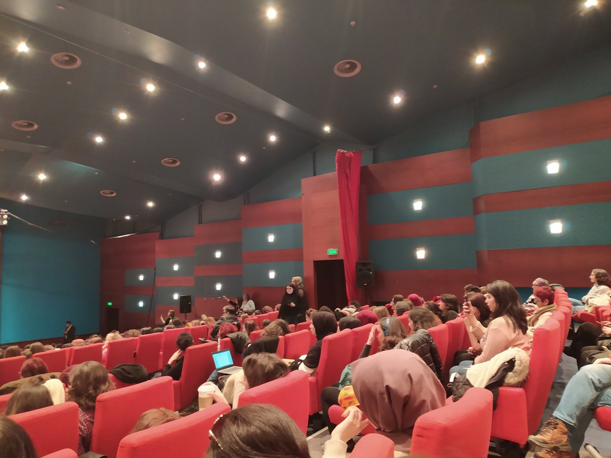 "Biz insan nüfusunun yarısıyız! Her evde varız! Bizi durduramazsınız!" 
#kadınmeclisleri
#aslayalnızyurumeyeceksin