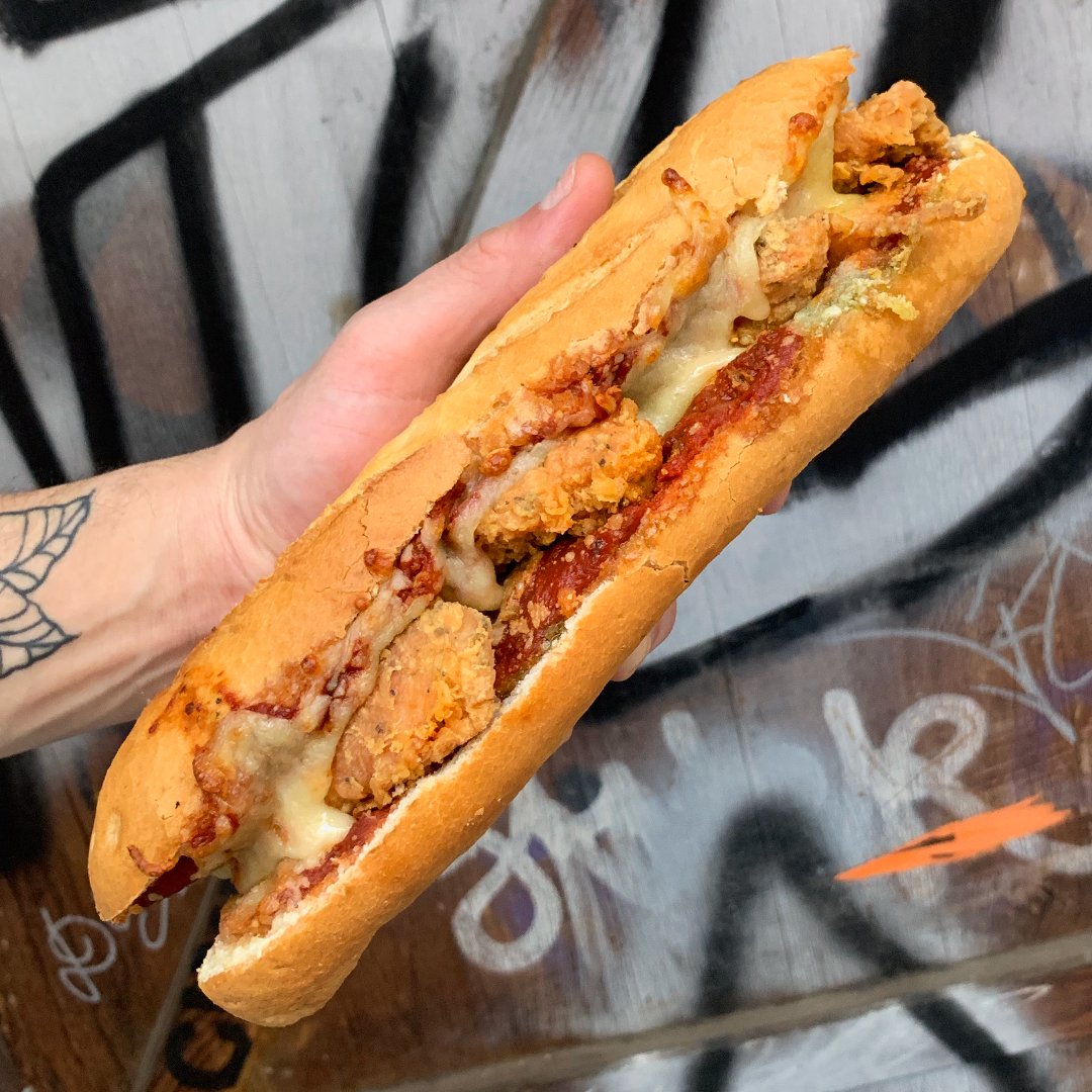 Hoy no se cocina, vente a por los mejores bocadillos de Madrid 😍
ww.lacasatomada.es
#madrid #food #foodie #burger #beer #fries #tattoo