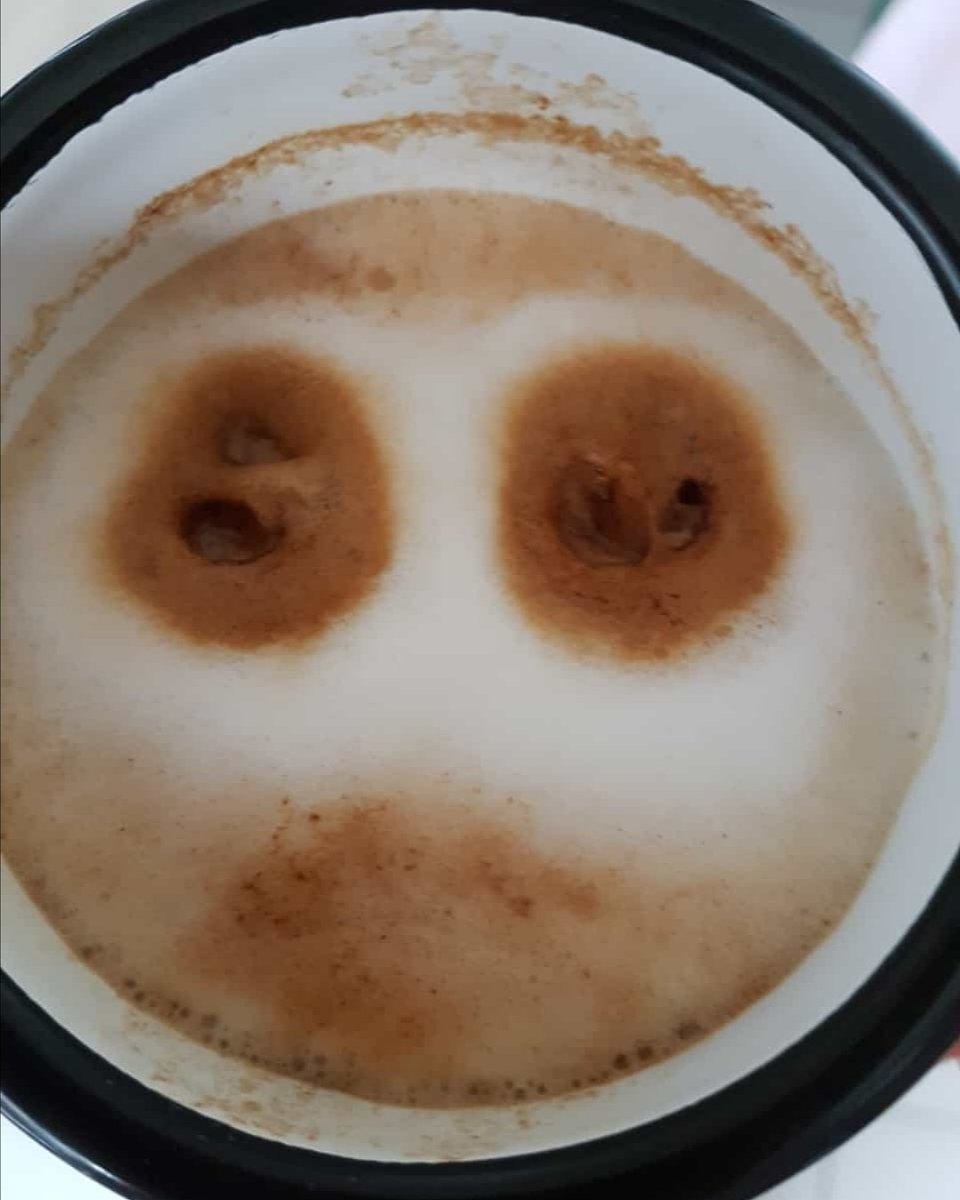 PhysikerRenz's tweet photo. Meine Frau hat ein Meme erzeugt und sieht es nicht. Willkommen auf der Welt "Grumpy Coffee". @annika_kuki #grumpy #grumpycoffee #Kaffee #cappuccino #meme #willkommeniminternet #willkommen https://t.co/pBkZIhOCJ3