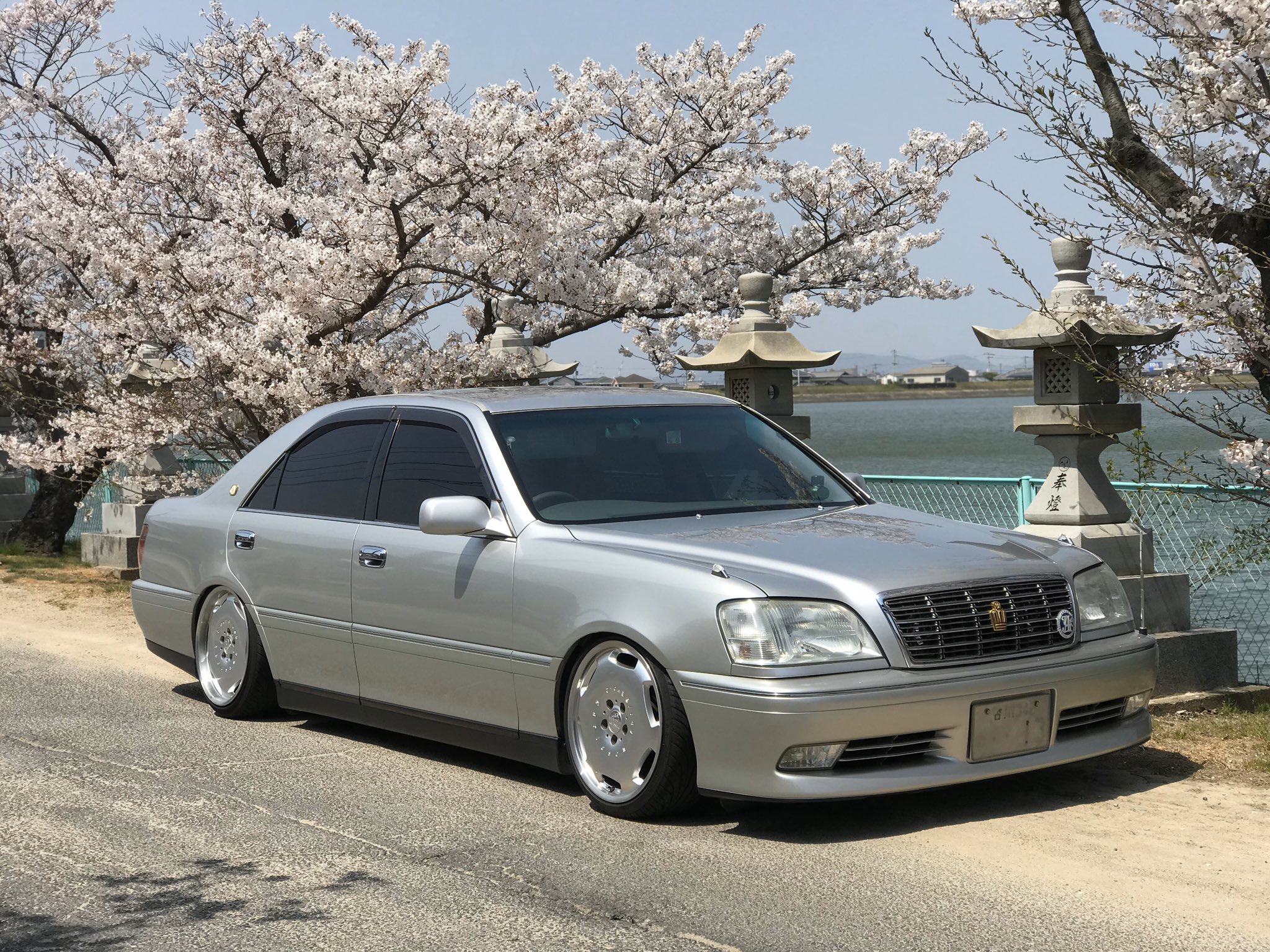 Twitter 上的 まさ 大阪来て1週間 改造車見たりなにわナンバーの高級車 に混じってlsで走るんも楽しいけどやっぱり当時引きずり倒した震災刈りおっさんの下駄車がほんまに自分の好きな車やなと痛感 もし大阪人になったらwaldエアロバキバキで洗車もしてないよー