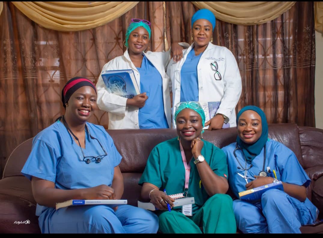 Otiteakpovona's tweet photo. Hello everyone, I want to introduce you to the amazing Aliu family. The pic below shows 5 beautiful sisters who all happen to be doctors. The eldest a neurosurgeon, then an obstetrician, a plastic surgeon, a family physician, a community health physician... #GirlPower #inspiring https://t.co/bJzvIk0Xty