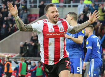 fourthcolumnist's tweet photo. Footie attendances 8th Feb: 1st: Everton (39,987), 2nd: @SunderlandAFC (32,726). And, no other League One match even got into five figures! #safc fans are truly remarkable (as well as long-suffering, of course - that's part of the deal, isn't it @WackemMackem ?). https://t.co/GHuyv2uajO