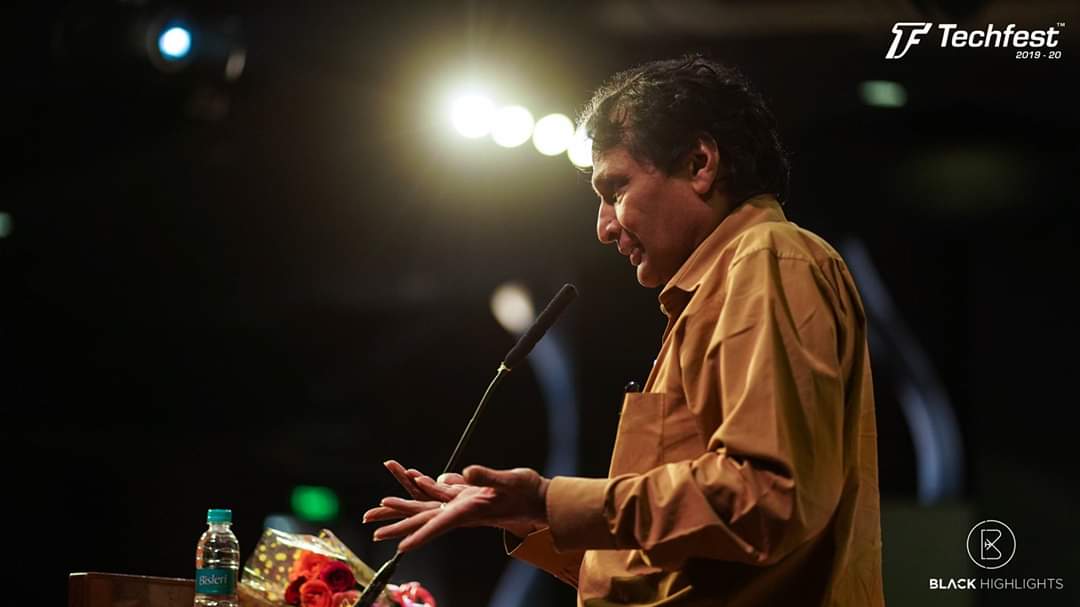 Techfest_IITB's tweet image. Day 2 of #Techfest 2019-20 witnessed a ton of exciting events ranging from the much awaited finales of the International Robowars to fantastic artist performances - human and otherwise: did you hear the @RoboThespian sing?

@sureshpprabhu
@IAF_MCC 
#techfest2020