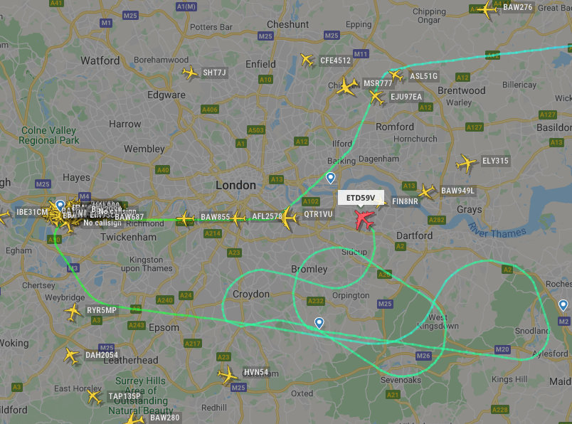 squarewheels_'s tweet photo. Also lining up for another attempt at landing at LHR runway 09-L is Etihad #EY19, following one #GoAround and a circuit of the Biggin hold. https://t.co/iZ5HPH9Sl9