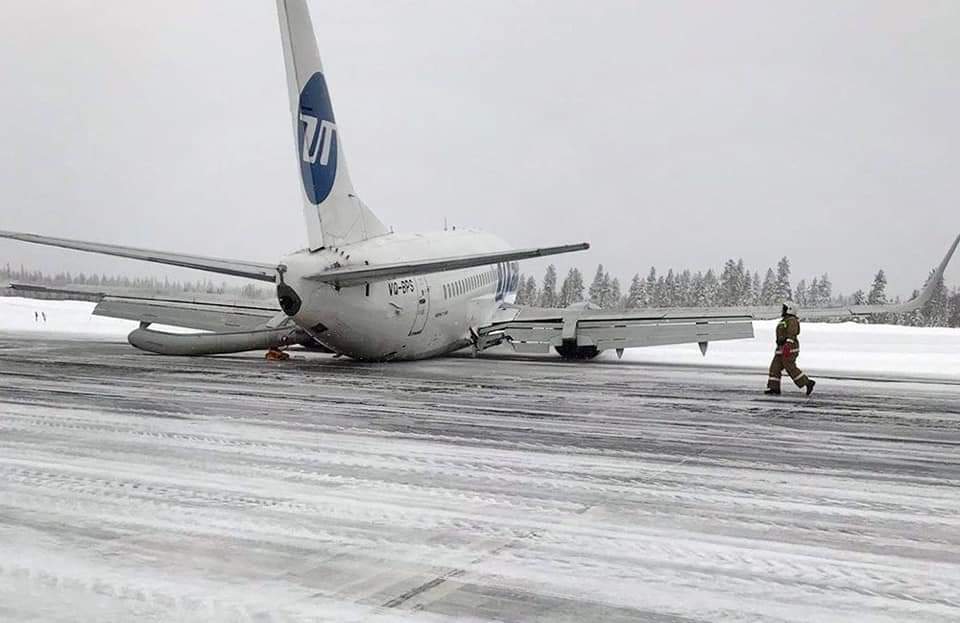 aveonews's tweet photo. UTair Boeing 737-500 (VQ-BPS, built 1997) was damaged in an apparent hard landing at Usinsk Airport, Russia. The aircraft slid to a stop on its engines and belly. All 94 pax + 6 crew of #UT595 from Moscow-VKO evacuated via slides. #AvGeek https://t.co/l8gWvhJLrM