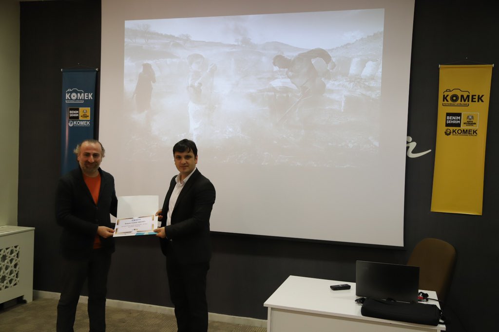 KOMEK Fotoğraf atölyesinde dersler devam ediyor. Atölyemizin  iki değerli konuğu vardı. KONFAD’ın başkanı sayın  Erkan Mumcu ve Celal Gezici hocamız atölyemizin  konuğu oldu. Celal Gezici; atölye üyelerine fotoğraf okuması yaptı.Erkan Mumcu Konfad hakkında bilgiler verdi.