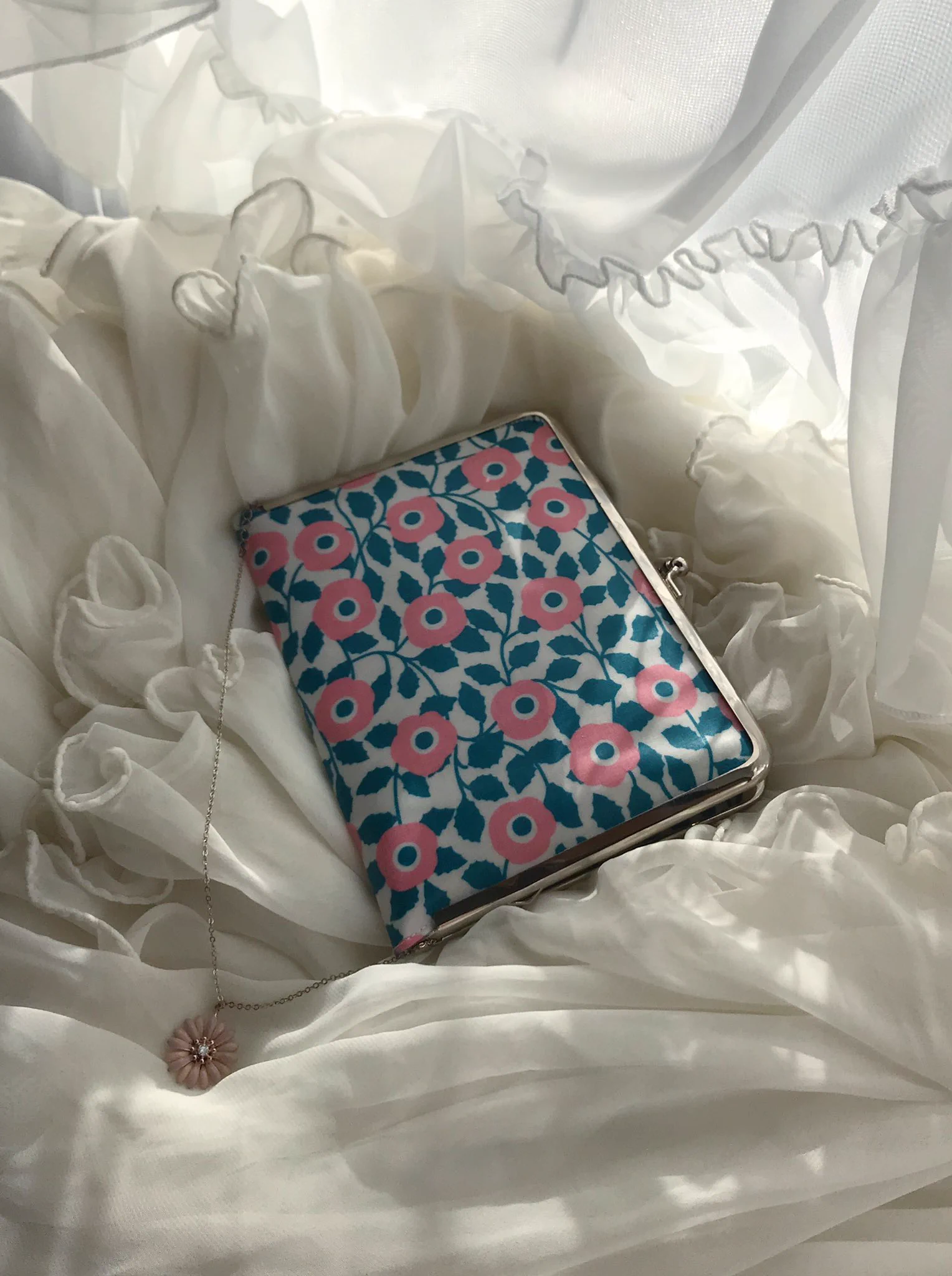 ガマ口のブックカバーをつけた結果？本がかわいくなったwww