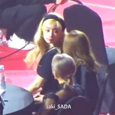 rated_dahyun's tweet image. Sana knows how or where to get her Dahyun-ah's attention. 

#SaiDa #DaiSa 💜