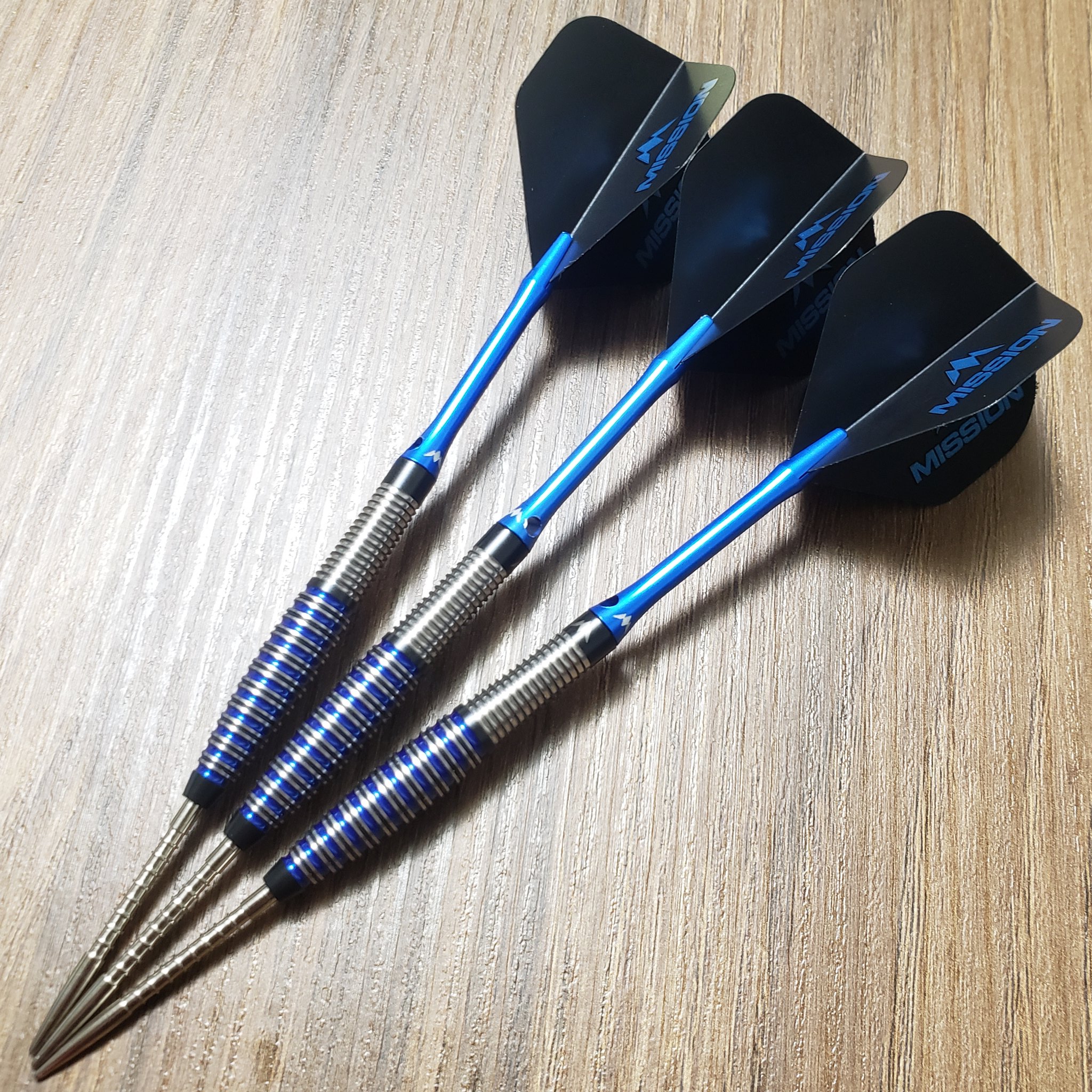 しょーた 見た目もかっこよく カットや形状もシンプルで1発1目惚れ Missionのダーツを Aiming Zept様で購入させて頂きました リポイント交換も同時にして しかもフライトのプレゼントも そしてmissionのバレルもすごく投げやすくて気に入りました