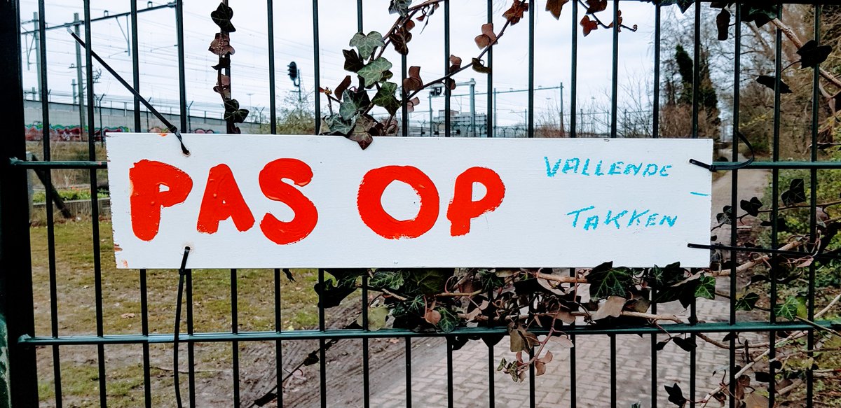 Vanmiddag kan je maar beter even niet naar de <a href="/Spoortuin/">Spoortuin</a> gaan. Ook het <a href="/Essenburgpark/">Essenburgpark</a> gaat eerder dicht.
Let op: de #Aanschuifmaaltijd is V e r p l a a t s t ! Naar huis van ms&amp;mr C&amp;M. Iedereen die zich heeft opgegeven via de mail heeft bericht ontvangen.