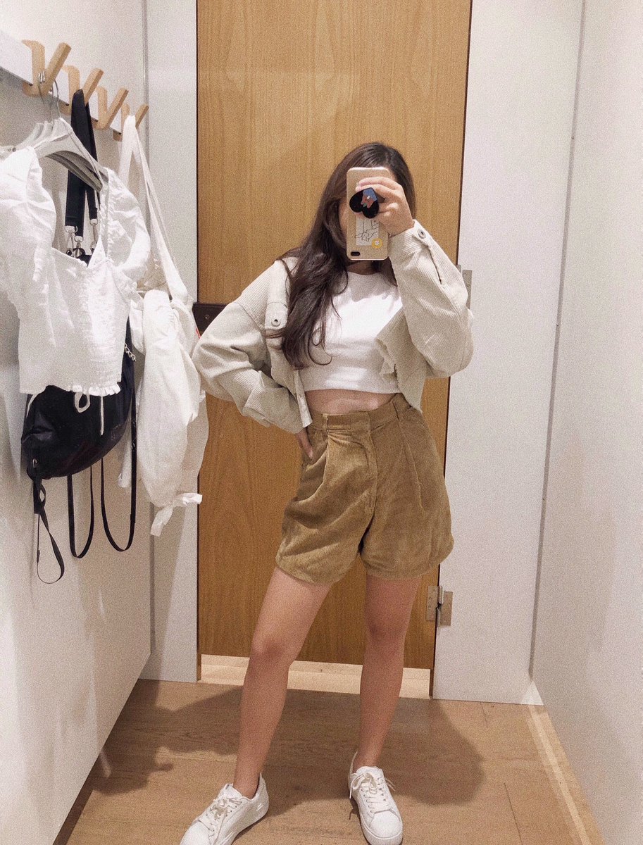 ทาสร้านนี้ mavels.bkk มีกางเกงขาสั้นผ้าลูกฟูกน่ารักมากกกก จัดมา1 สาวไซส์150cmจะต้องเลิฟเอวสูงดูไม่ตันเลย ความยาวกำลังดี ใส่กับเสื้อโทนขาวๆเบจดูแบบวินเทจโคเรีย ราคาไม่แพงด้วย390เอง 🧸🧶 #mytype150outfit