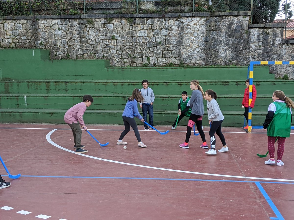 ElSalvador_cole's tweet photo. 📌 JUEGOS Y DEPORTES EUROPEOS 🇪🇺
Los alumn@s de 1° ESO enseñan a los de 5° EPO cómo jugar a algunos de los deportes y juegos europeos 🤸🤾 más interesantes y a la vez poco conocidos. Una actividad #internivelar de lo más interesante 🤗
#EducandoParaLaVida
#bilingüe https://t.co/x1pZOS1uDQ