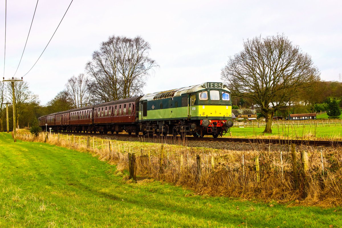 andrew_herny's tweet photo. D7629/25279 with 33109/D6525 at the rear, haul 1J56 the 1056 Rawtenstall to Heywood service, passing Springside Farm on approach to Burrs Country Park Halt @eastlancsrly @elrdiesel #D7629 #Class25 #Class33 #ELRDieselGala https://t.co/EOaWMlHEkE