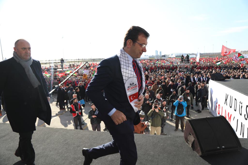 kudusmitingi's tweet photo. İstanbul Büyükşehir Belediye Başkanı Ekrem İMAMOĞLU selamlama konuşmalarını gerçekleştirdi.

#TürkiyeKudüsİçinAyakta
#BüyükKudüsMitingi https://t.co/bjXudlEJzy
