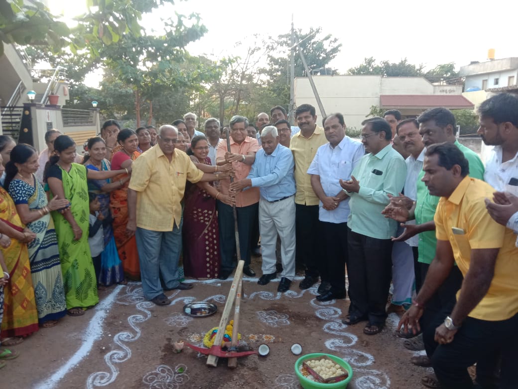 JagadishShettar's tweet photo. ಇಂದು ಹುಬ್ಬಳ್ಳಿ ಜಯಪ್ರಕಾಶ ನಗರದಲ್ಲಿ ಸುಮಾರು 2 ಕೋಟಿ ರೂಗಳ ವೆಚ್ಚದಲ್ಲಿ ಕಾಂಕ್ರೀಟ್ ರಸ್ತೆ ಕಾಮಗಾರಿಗಳಿಗೆ ಗುದ್ದಲಿ ಪೂಜೆ ನೆರವೇರಿಸಿ, ಚಾಲನೆ ನೀಡಿ, ಸಭೆಯನ್ನು ಉದ್ದೇಶಿಸಿ ಮಾತನಾಡಲಾಯಿತು.

ಈ ಸಂದರ್ಭದಲ್ಲಿ ಸ್ಥಳೀಯ ಜನಪ್ರತಿನಿಧಿಗಳು, ಮುಖಂಡರು ಹಾಗೂ ಗುರುಹಿರಿಯರು ಉಪಸ್ಥಿತರಿದ್ದರು.

#Hubli https://t.co/GPxjxGUeGT