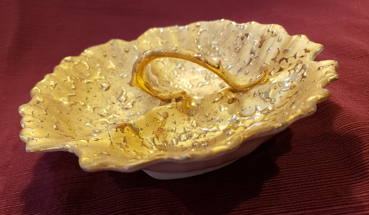 atticesoterica's tweet photo. Vintage Unsigned Hand Decorated Weeping Bright Gold Decorated Three Section Candy Or Nut Dish With Handle https://t.co/mG3Pr3e4RY #AtticEsoterica #BrightGold https://t.co/e31VhSfTv4