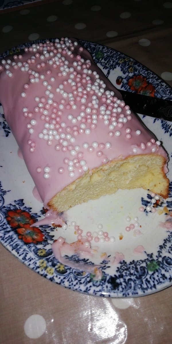 marzinonna's tweet photo. Weather is shite...#madeacake https://t.co/uoGQD7Y1AD
